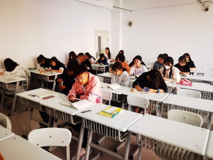 书声琅琅满校园--学院开展晨读活动