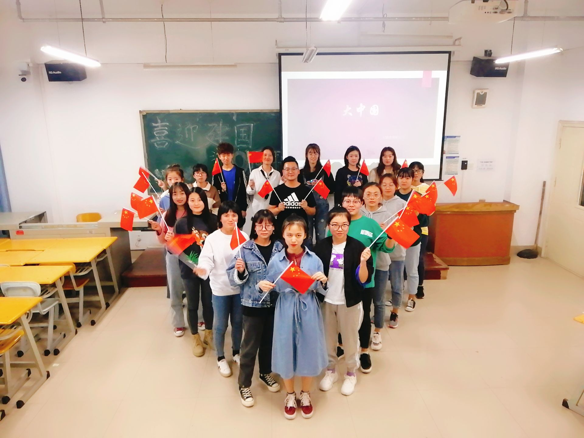 学院分团委开展“向祖国表白，为祖国庆生”主题团日活动