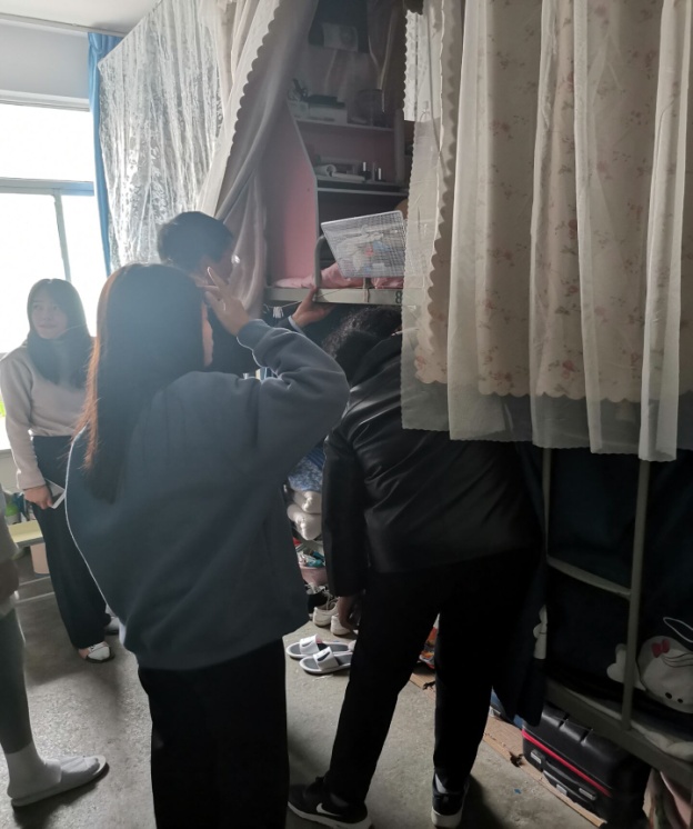 必赢565net官网院领导深入学生宿舍检查工作