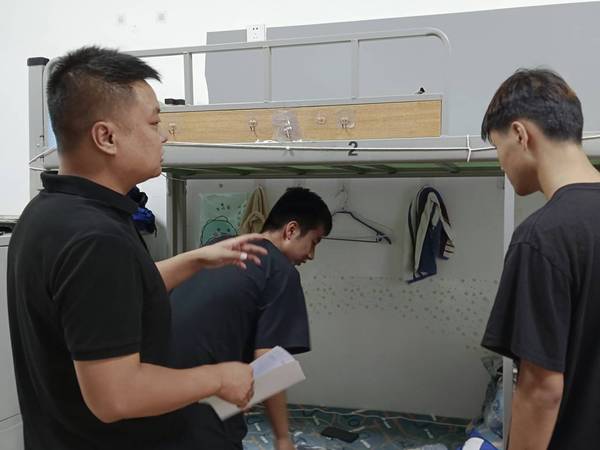 必赢565net官网走访2023级新生宿舍