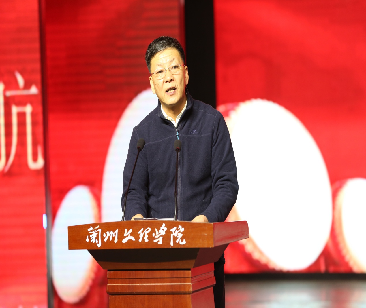 学院举办“光熠外院 筑梦启航”迎新晚会
