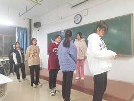 学院开展“一院一品”语伴华韵系列活动之英文“你比我猜”