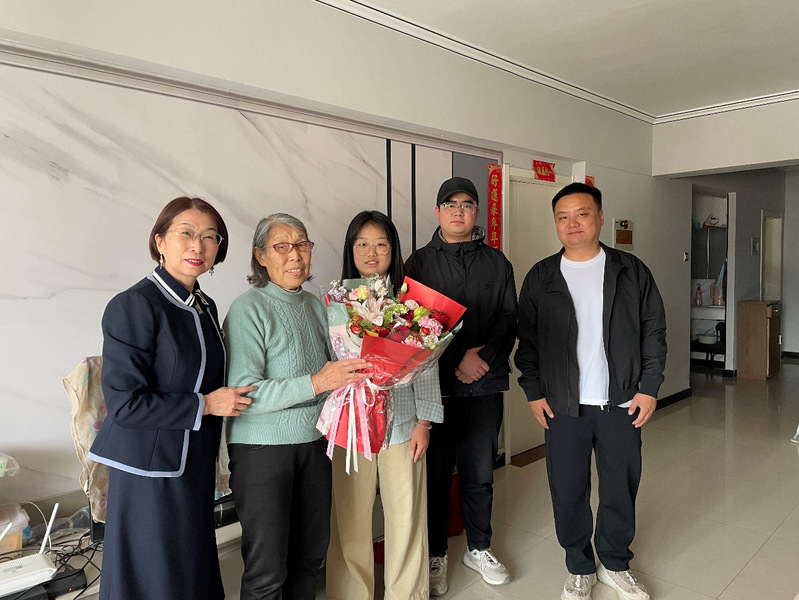 必赢565net官网走访退休教师共话学校发展变迁