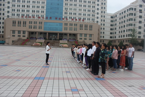 学院举行升国旗仪式