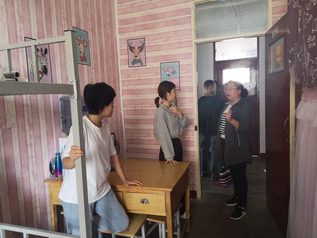 学院教师深入宿舍看望学生